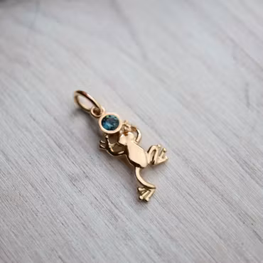 "Lövgroda" guldhänge med safir