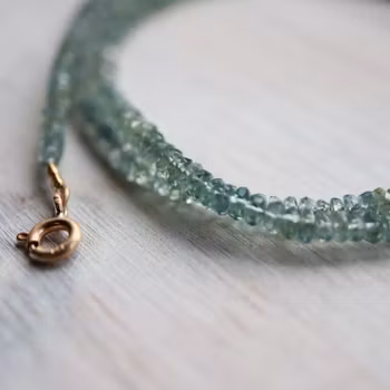 Ädelstenscollier med slipade gröna safirer