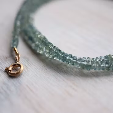 Ädelstenscollier med slipade gröna safirer