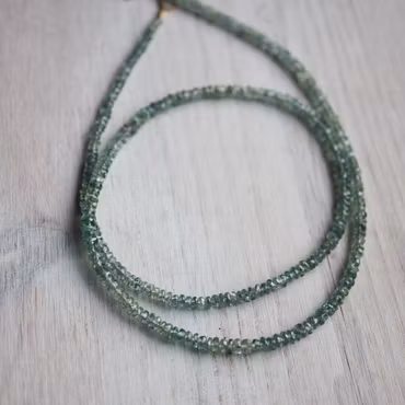 Ädelstenscollier med slipade gröna safirer