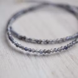 Ädelstenscollier med slipade ioliter