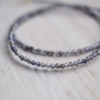 Ädelstenscollier med slipade ioliter