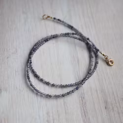 Ädelstenscollier med slipade ioliter