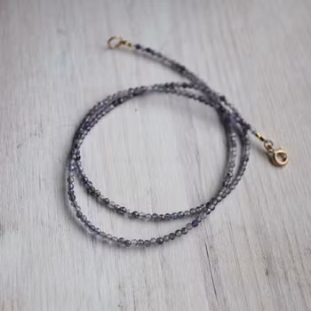 Ädelstenscollier med slipade ioliter