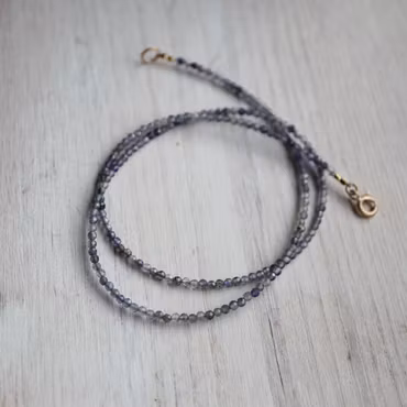 Ädelstenscollier med slipade ioliter