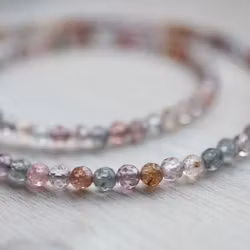 Ädelstenscollier med slipade spineller