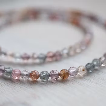 Ädelstenscollier med slipade spineller