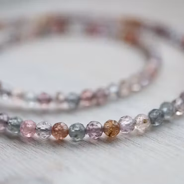 Ädelstenscollier med slipade spineller