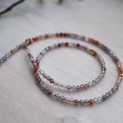 Ädelstenscollier med slipade spineller