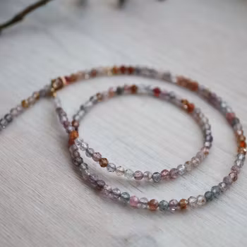 Ädelstenscollier med slipade spineller