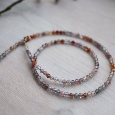 Ädelstenscollier med slipade spineller