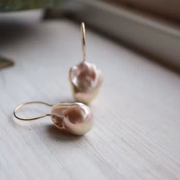 Guldörhänge med rosa barocka pärlor