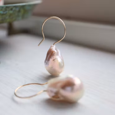 Guldörhänge med rosa barocka pärlor