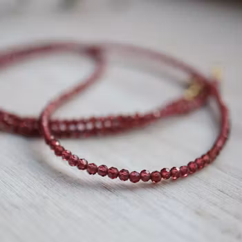 Ädelstenscollier med slipade granater