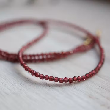 Ädelstenscollier med slipade granater