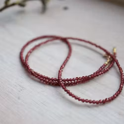 Ädelstenscollier med slipade granater