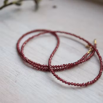 Ädelstenscollier med slipade granater