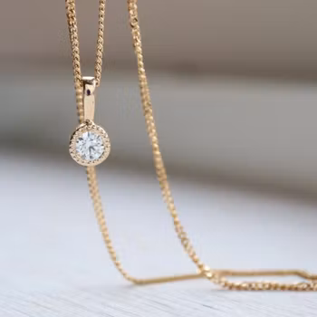 "Liljekonvalj" guldhänge med diamant