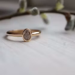 "Svala" ring med oval diamant