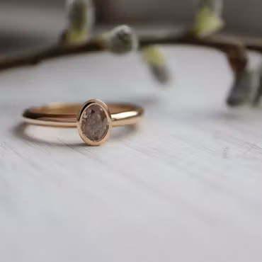 "Svala" ring med oval diamant