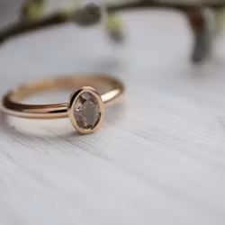 "Svala" ring med oval diamant