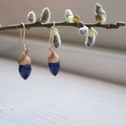 "Ekollon" örhängen i guld med lapis lazuli.