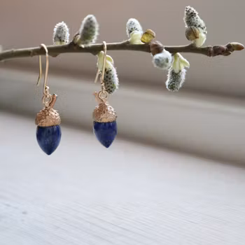 "Ekollon" örhängen i guld med lapis lazuli.