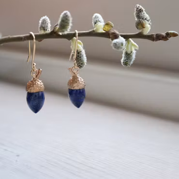 "Ekollon" örhängen i guld med lapis lazuli.