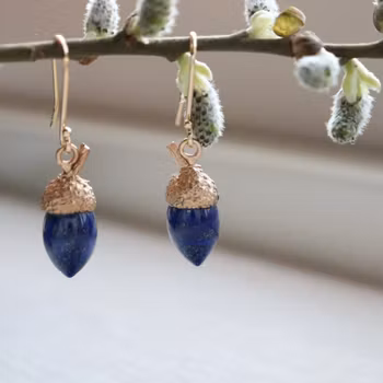 "Ekollon" örhängen i guld med lapis lazuli.