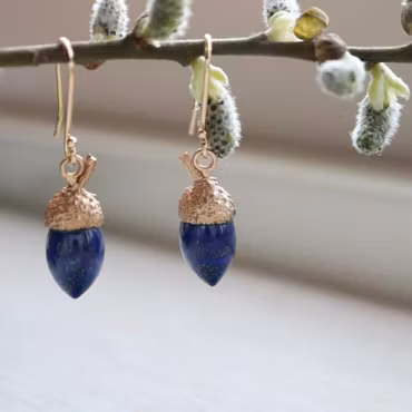 "Ekollon" örhängen i guld med lapis lazuli.