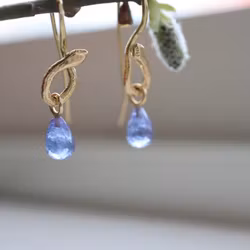 "Orm" Örhängen i rött guld med tanzanit