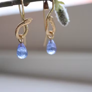 "Orm" Örhängen i rött guld med tanzanit