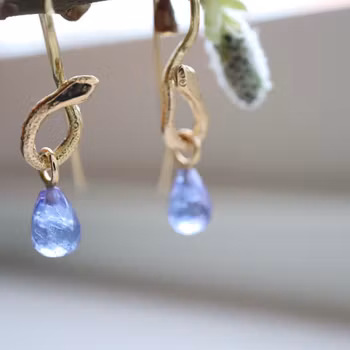 "Orm" Örhängen i rött guld med tanzanit