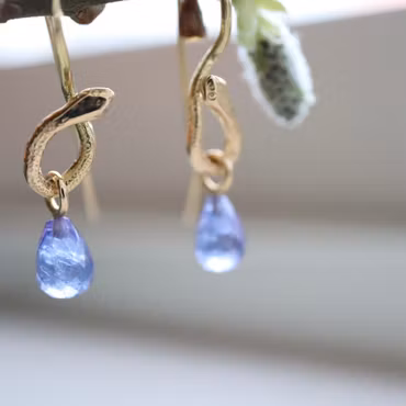 "Orm" Örhängen i rött guld med tanzanit