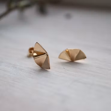 "Stråle" örhängen i rött guld