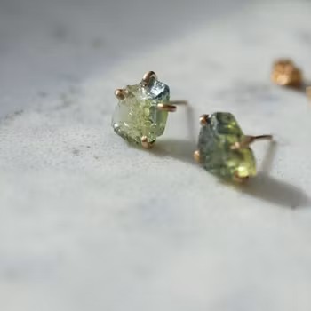 Örhängen med råsafirer i gult och blågrönt