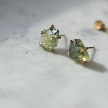 Örhängen med råsafirer i gult och blågrönt