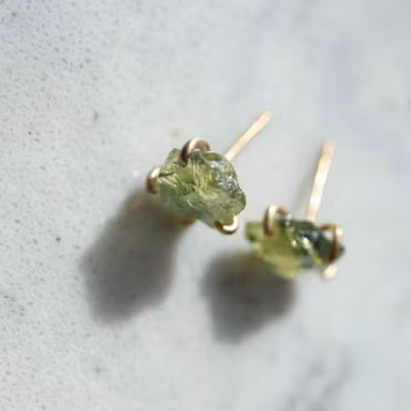 Örhängen med råsafirer i gult och blågrönt