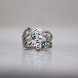 "Blåstång" ring i vitt guld med safirer och diamanter
