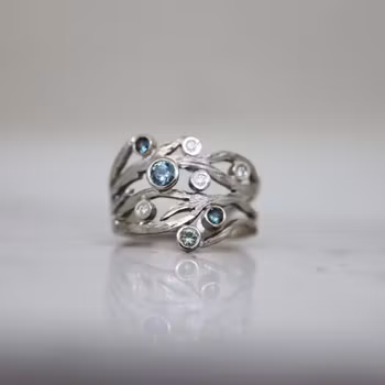 "Blåstång" ring i vitt guld med safirer och diamanter