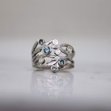 "Blåstång" ring i vitt guld med safirer och diamanter