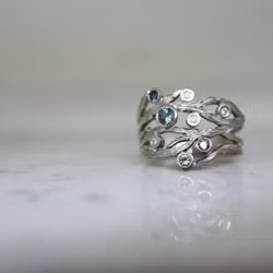 "Blåstång" ring i vitt guld med safirer och diamanter