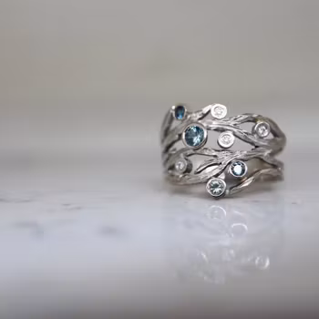 "Blåstång" ring i vitt guld med safirer och diamanter