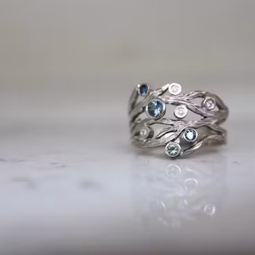 "Blåstång" ring i vitt guld med safirer och diamanter