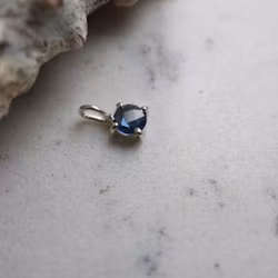 "Havsnatt" hänge i silver med safir