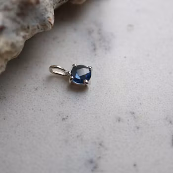 "Havsnatt" hänge i silver med safir