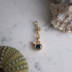 "Krumelur" Hänge i rött guld med safir och diamant
