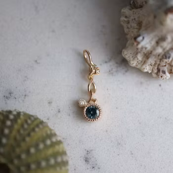"Krumelur" Hänge i rött guld med safir och diamant
