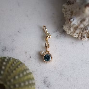 "Krumelur" Hänge i rött guld med safir och diamant