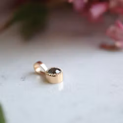 "Liljekonvalj" Hänge i rött guld med safir